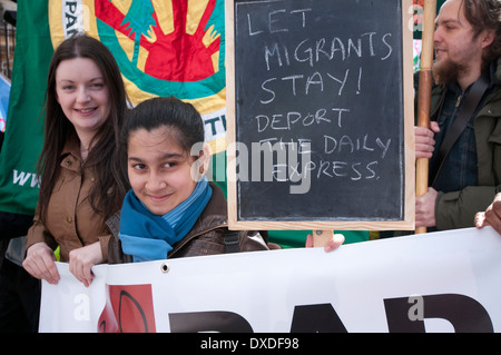 Des Nations Unies sur l'antiracisme jours des milliers mars à Londres pour la journée européenne d'action contre le racisme et de boucs émissaires des immigrants. Banque D'Images