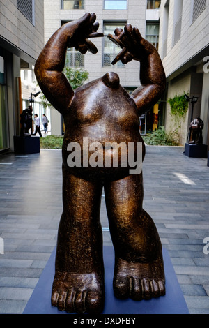 La sculpture à l'entrée Village avec de nombreuses galeries d'art à DIFC Dubai International Financial Centre à Dubaï Émirats Arabes Unis Banque D'Images