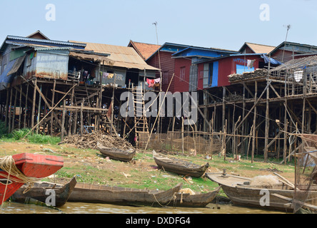 Maisons à pilotis, photographiés pendant la saison sèche, à côté d'une rivière jusqu'au lac Tonle SAP, entre Battambang et Siem Reap, Cambodge, Asie du Sud-est Banque D'Images