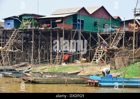 Maisons sur pilotis au bord de la saison sèche sur une rivière à Lac Tonle Sap dans entre Battambang et Siem Reap, Cambodge, Asie Banque D'Images