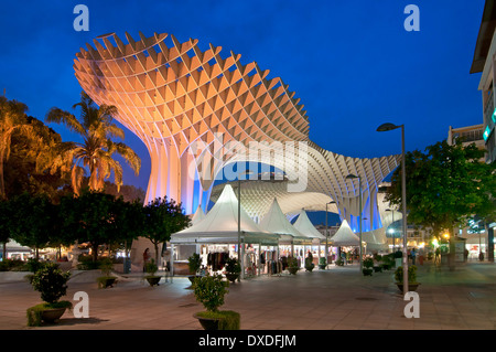 Plaza de la Encarnacion, le Metropol Parasol et kiosques d'artisanat, Séville, Andalousie, Espagne, Europe Banque D'Images