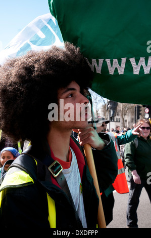 Des Nations Unies sur l'antiracisme jours des milliers mars à Londres pour la journée européenne d'action contre le racisme et de boucs émissaires des immigrants. Banque D'Images