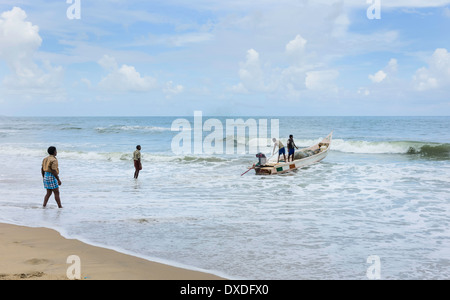 Les pêcheurs en bateau partent en expédition de pêche de la plage de Mamallapuram, Tamil Nadu, Inde. Banque D'Images