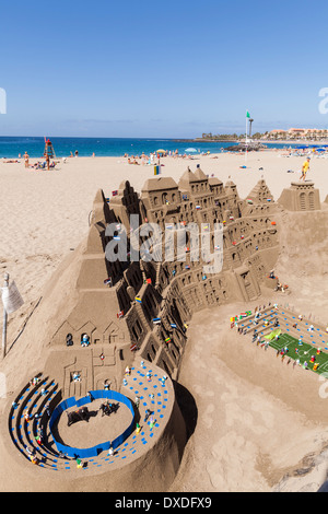 Sable sculpture sculpture élaborée avec terrain de football et d'arène sur la Playa de Las Vistas de Los Cristianos, Tenerife, Banque D'Images