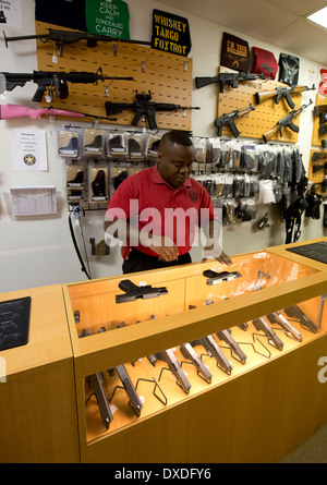 Magasin d'armes à feu dans la région de Austin, Texas comprend de petits pistolets et carabines Banque D'Images