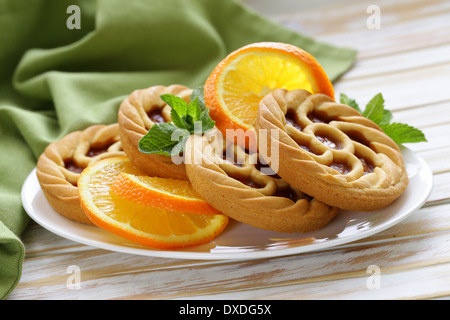 Mini tartelettes dessert avec orange on wooden table Banque D'Images