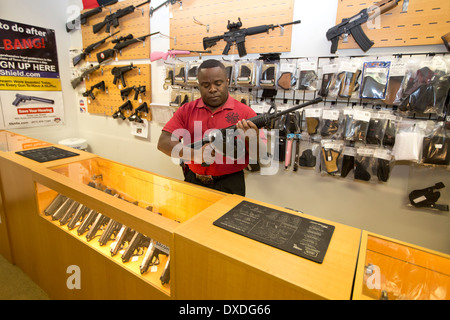 Magasin d'armes à feu dans la région de Austin, Texas comprend de petits pistolets et carabines Banque D'Images