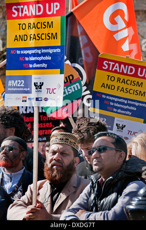 Des Nations Unies sur l'antiracisme jours des milliers mars à Londres pour la journée européenne d'action contre le racisme et de boucs émissaires des immigrants. Banque D'Images