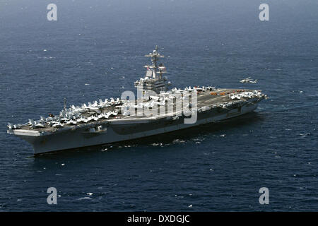 Classe Nimitz US Navy porte-avions nucléaire USS George H. W. Bush au cours d'un chiffre d'affaires de responsabilité 22 mars 2014, dans la mer d'Oman. Banque D'Images