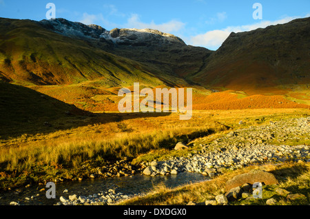 Tôt le matin dans Mickleden une succursale de Grasmere dans le Lake District à la recherche jusqu'à Bowfell sur la gauche et Rossett Pike Banque D'Images