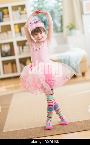 Girl (4-5) wearing tutu dancing in living room Banque D'Images