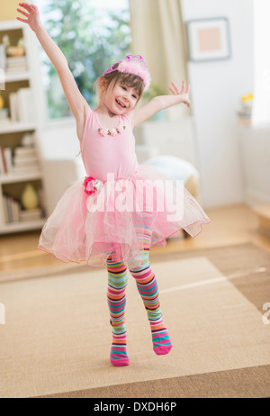 Girl (4-5) wearing tutu dancing in living room Banque D'Images