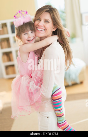Portrait de Mère et fille (4-5) wearing tutu Banque D'Images