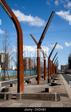 Service Rusty Iron Street éclairage et mobilier  Old Mill Street près de Islington Wharf, Manchester, Royaume-Uni.Régénération urbaine — une coentreprise entre Muse Developments et Canal & River Trust — développant un projet résidentiel sur le canal Ashton, qui fait partie de la région de New Islington, dans la région de New East Manchester.La première phase primée du programme a été achevée en 2008 et est maintenant entièrement occupée.L'EI a reçu l'autorisation de planifier la deuxième phase de développement, Islington Wharf Mews. Banque D'Images