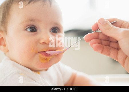 Close-up of baby girl (12-17 mois) étant nourris cuillère Banque D'Images