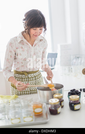 Woman making préserve dans la cuisine Banque D'Images