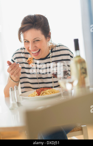 Woman eating spaghetti Banque D'Images