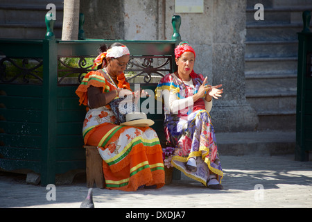 Deux femmes en costume traditionnel de la vieille Havane Cuba Banque D'Images