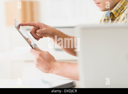 Jeune homme à l'aide de tablet Banque D'Images