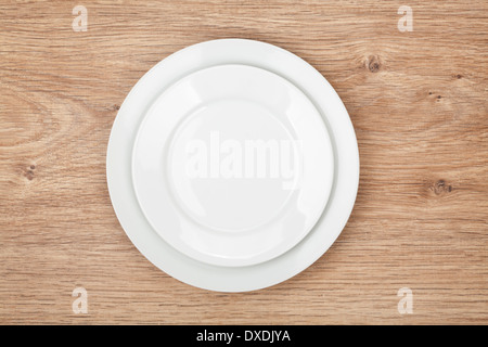 Assiettes vides sur la table en bois Banque D'Images