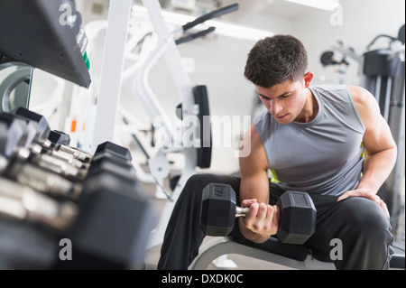 Young man working out at gym Banque D'Images