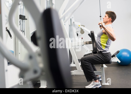 Jeune homme at gym Banque D'Images