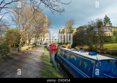 Canal bateaux amarrés sur le canal de Leeds et Liverpool, Saltaire, Bradford, Yorkshire, Angleterre. Banque D'Images