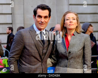 Mayfair, London, UK . 24Th Mar, 2014. Ty Burrell et femme. Les stars de 'Muppets Most Wanted' arrivent à l'Curzon Cinema à Mayfair pour un dépistage VIP. Megawhat Crédit : Rachel/Alamy Live News Banque D'Images