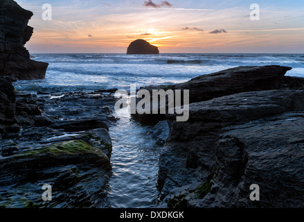 La marée haute à Trebarwith Strand Beach sur la côte nord de Cornwall Banque D'Images