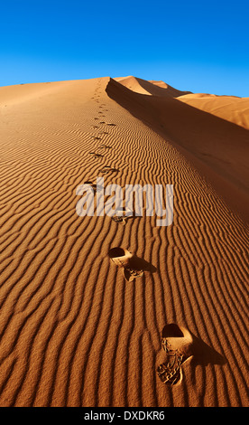 Foot steps dans le Sahara dunes de l'erg Chebbi, Maroc, Afrique Banque D'Images