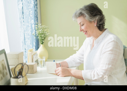 Femme mature lettre écriture Banque D'Images