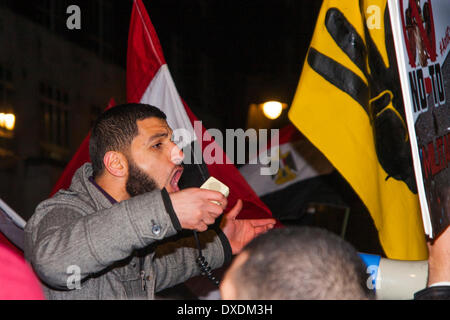 Londres, le 24 mars 2014. Des dizaines d'UK Égyptiens manifester devant l'ambassade d'Egypte après le régime Al-Sisi condamné à mort 28 partisans du Président islamiste déchu Mohamed Morsi, inculpé pour avoir tué un policier et notamment des attaques contre des personnes et des biens. Crédit : Paul Davey/Alamy Live News Banque D'Images