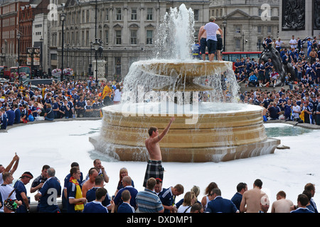 Les fans de football écossais au sommet de la foule des fontaines autour de Trafalgar Square avant le match international à Wembley entre l'Angleterre et l'Écosse Londres Royaume-Uni Banque D'Images