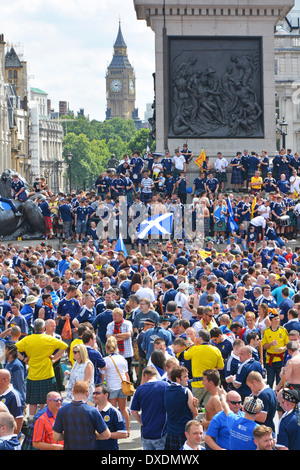 L'Ecosse football fans réunis à Trafalgar Square avant un match international au stade de Wembley Banque D'Images