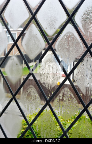 L'unité défectueuse avec double vitrage avec joint cassé ce qui permet la condensation se forme dans la cavité Essex England UK Banque D'Images