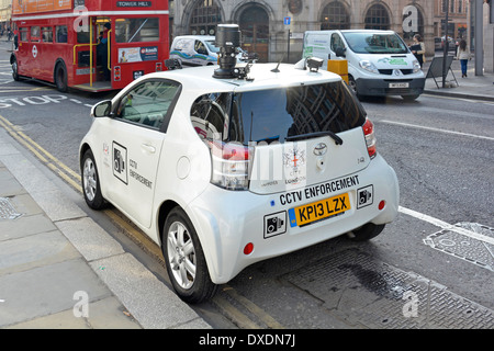 Caméra fixée sur le toit de la voiture sur le véhicule d'application CCTV garé sur les doubles lignes jaunes près de la jonction de boîte dans la ville de Londres Angleterre Royaume-Uni Banque D'Images