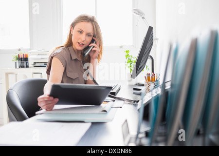 Portrait of young woman working in office Banque D'Images