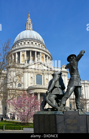 Mémorial national des pompiers trois statues de bronze des pompiers en action dans le bombardement de Blitz avec le dôme de la cathédrale St Pauls City of London UK Banque D'Images