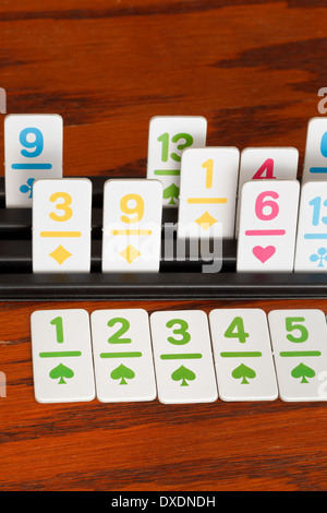 - Lecture en rack carte rami jeu de cartes sur table en bois Banque D'Images