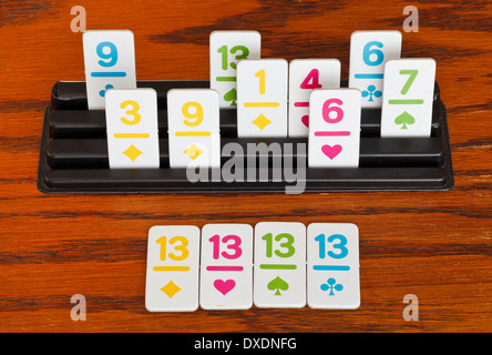 Jouer à jeu de carte rami sur table en bois - groupe de cartes Banque D'Images