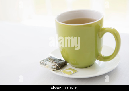 Utilisé sur un sachet de thé avec soucoupe tasse de thé vert dans une tasse, Studio Shot Banque D'Images