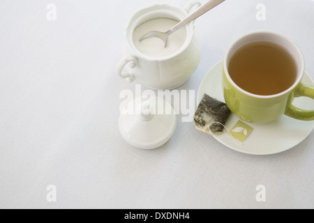 Utilisé sur un sachet de thé avec soucoupe tasse de thé vert avec du sucre de tasse bol et cuillère, Studio Shot Banque D'Images