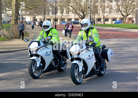 Deux policiers de haute visibilité, des motards sur les motos Honda patrouillent la parade des gardes à cheval dans le centre de Londres, en Angleterre, au Royaume-Uni Banque D'Images