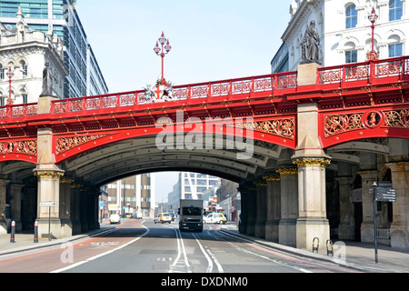 Holborn Viaduct road bridge crossing over de Farringdon Street dans la ville de Londres (prétendu être premier survol dans le centre de Londres) Banque D'Images