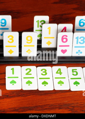 Rack de carte - lecture en jeu de cartes rami sur planche de bois Banque D'Images