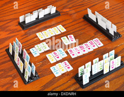 Jeu de Rami jeu de carte sur table en bois Banque D'Images