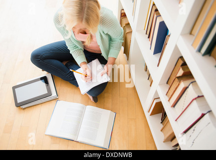 View of woman studying in library Banque D'Images