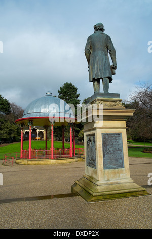 Statue de Titus Salt dans Roberts Park, Saltaire, Bradford, Yorkshire, Angleterre Banque D'Images