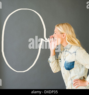 Side view of young woman shouting Banque D'Images