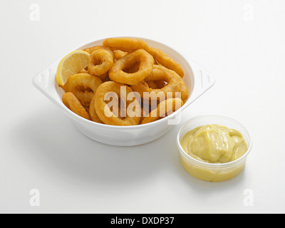 Calmars frits dans un bol avec la sauce on white background, studio shot Banque D'Images